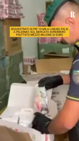 I finanzieri del comando provinciale di Palermo hanno sequestrato oltre 10 mila Labubu falsi: immessi sul mercato, avrebbero fruttato almeno 500 mila euro. Sette le persone denunciate, sono i titolari di attività commerciali. I peluche, originariamente disegnati da Kasing Lung, un artista di Hong Kong, e venduti in tutto il mondo dal colosso nella produzione e vendita di giocattoli Pop Mart, sono diventati in poco tempo di tendenza, trasformandosi in un ambitissimo accessorio di fashion dopo essere stati indossati sui social da star internazionali della musica e del cinema. #labubu #palermo 