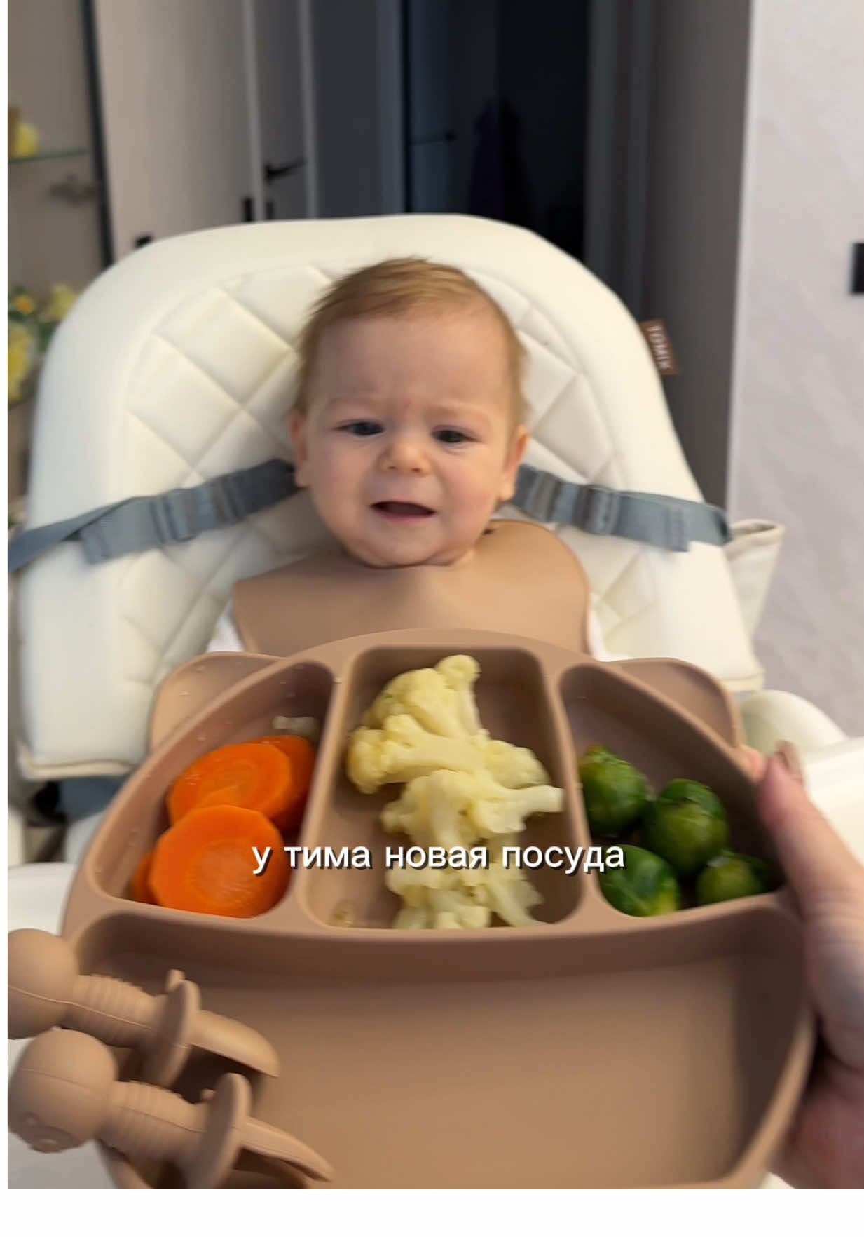 Начало прикорма — важный этап. Но знаете ли вы, что неправильная посуда может осложнить процесс и даже быть опасной? 😳 Силиконовая посуда для прикорма — настоящий спаситель: ✅ Безопасность: не содержит BPA, фталатов и других токсинов. ✅ Прочность: не разобьётся, даже если малыш её уронит. ✅ Удобство: лёгкая, гибкая, с присосками и разделителями — идеально для самостоятельного питания. ✅ Весело и ярко: малыши едят с удовольствием! ⚠️ Совет родителям: выбирайте посуду с сертификатами качества и оптимальным размером для первых ложек. Силиконовая посуда для прикорма — это мир без стресса за столом, безопасный старт и радость для малыша. 🎉 #прикорм #первыйприкорм #нижневартовск 