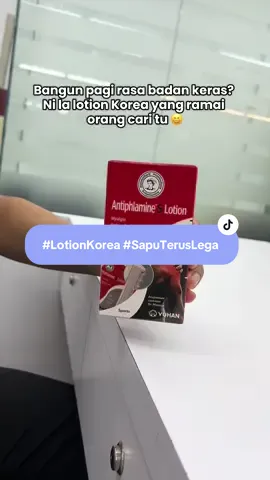 Ni haaa, Antiphlogamine Lotion dari Korea 🇰🇷, sapu je terus rasa sejuk-hangat, badan pun lembut balik. Aku selalu guna lepas buat kerja berat — tak sampai 5 minit, lenguh terus hilang! Yang best, tak melekit, bau dia pun wangi macam mint gitu 🍃 Kalau mak ayah kat rumah selalu sakit lutut ke, sapu ni pun boleh. Nak urut pun senang sebab botol dia ada macam roller urut kat belakang — senang gila nak guna sendiri! 😍 #antiphlaminelotion #LotionKorea #SapuTerusLega 