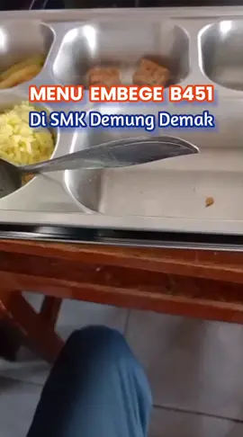Salah sekolah di Demak menerima menu MBG basi - Senin, 10/11/2025 Sumber : WAG