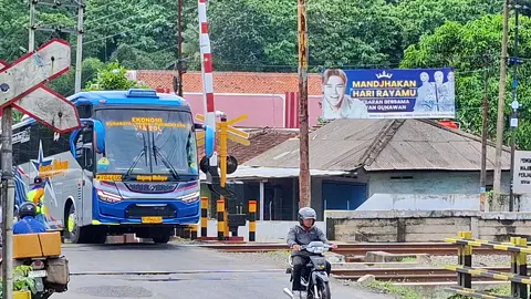 lama ga ngepost bapak satu ini 🤣 Surabaya-bumiayu masih se energik ini 🤣 #sugengrahayu #busmaniacommunity #busmania #bus #truk 