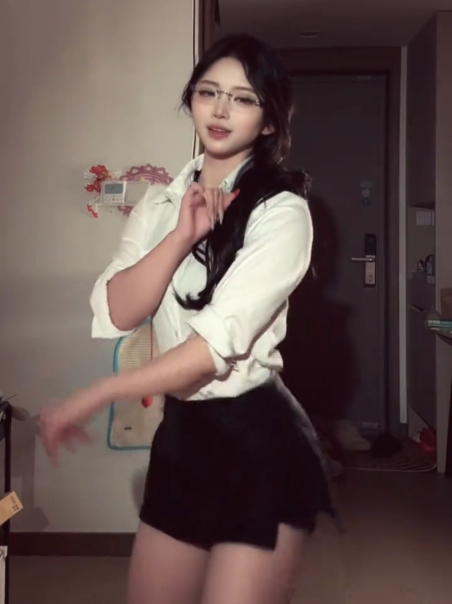 你的使命还没结束 #之玷摇 #卡点舞 #变装#慢摇