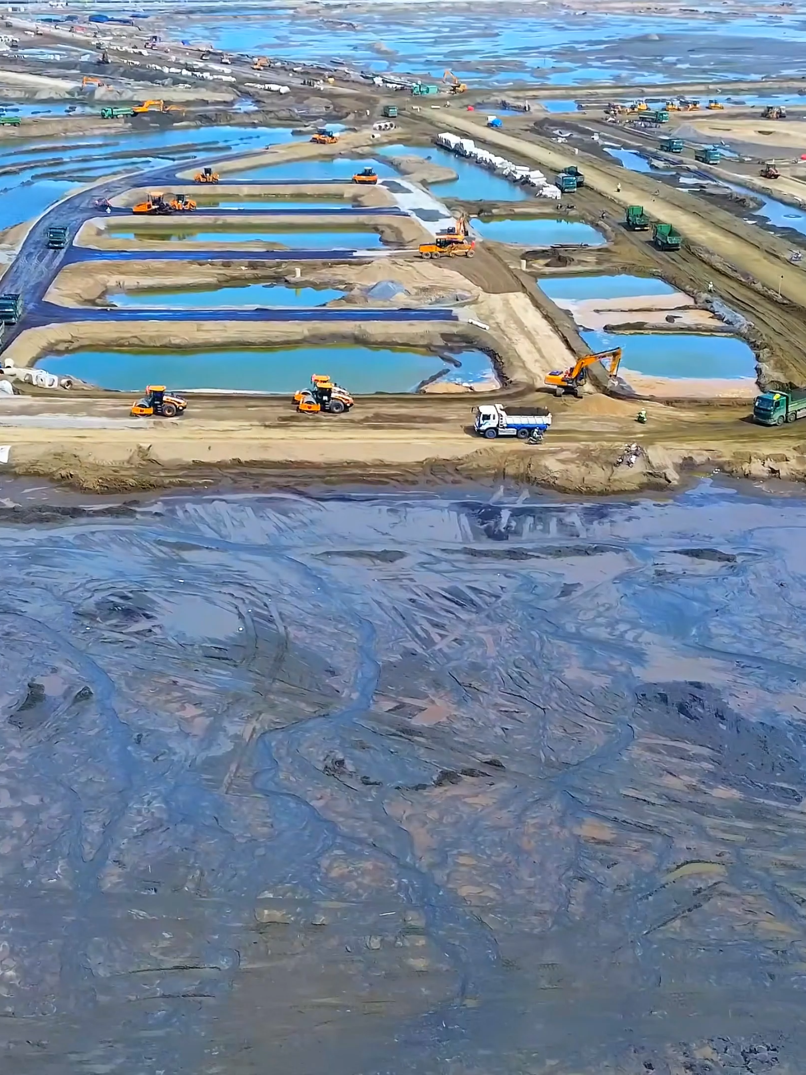 😱 Vừa lát nhựa đường! Vịnh Ngọc – Vinhomes Green Paradise tăng tốc cực nhanh! 📝 Mô tả: 📍Ngày 10/11, phân khu Vịnh Ngọc chính thức bắt đầu trải nhựa đường – dấu mốc cho giai đoạn hoàn thiện hạ tầng quy mô lớn tại Cần Giờ. 💥 Tốc độ thi công khiến nhà đầu tư phải “trầm trồ”! 🎥 Xem ngay để thấy cảnh quan – đường nội khu – khu nhà thấp tầng đang dần thành hình rõ rệt từng ngày! #VinhomesGreenParadise #VinhomesCanGio #TienDoCanGio #CanGioThucGiac #TienDoVinhomes #ThienDuongBien #Vingroup #DauTuCanGio #Vinhomes2025 #KhaiTruongSaBan #DoThiBien #VinhomesGreenParadiseCanGio