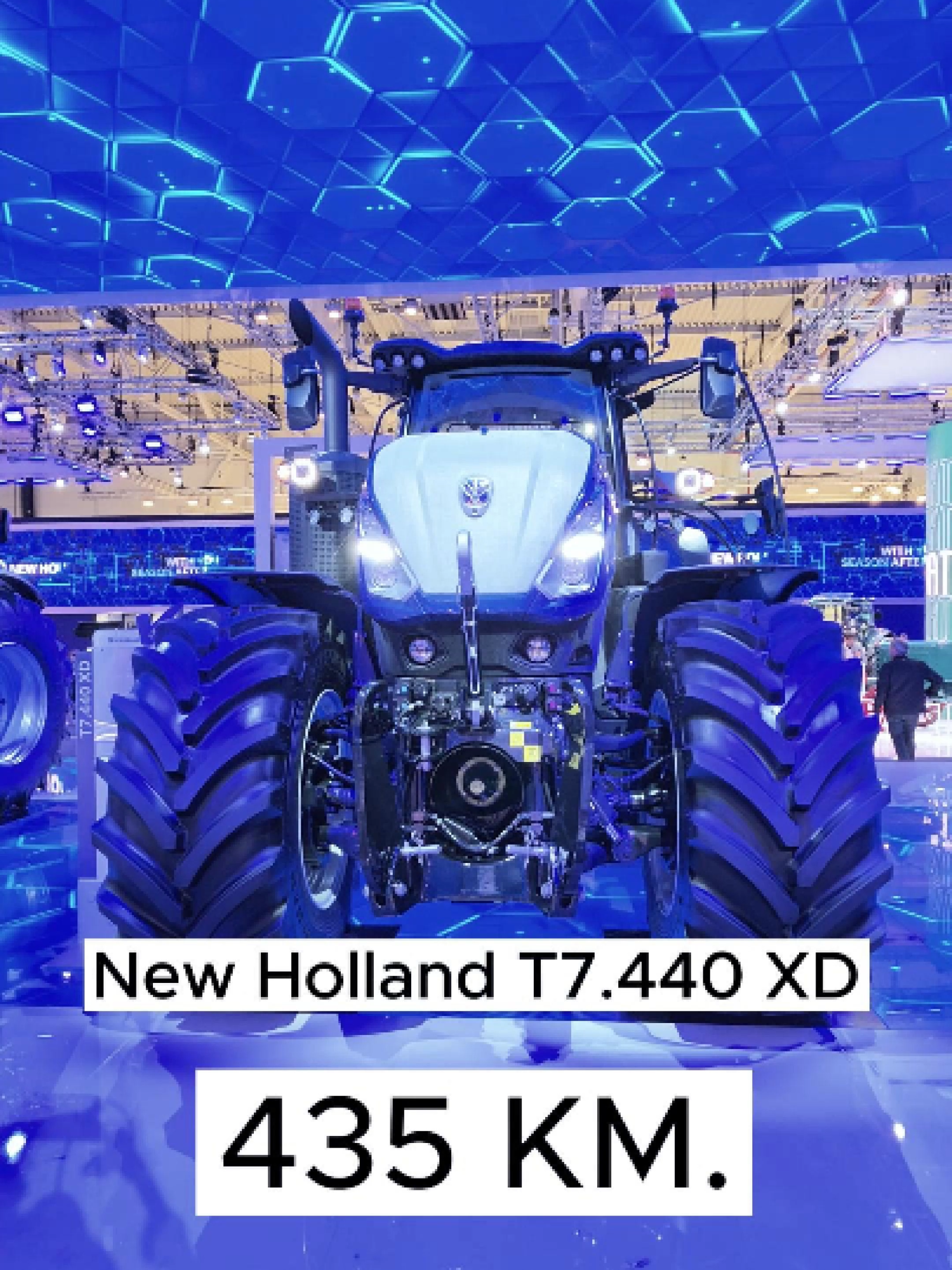 Premiera New Holland T7.440 XD o mocy 435 KM. Nowy New Holland T7 XD wkracza na rynek, wypełniając lukę między ciężkimi ciągnikami T7 HD a traktorami wyższych serii. Czy jeden ciągnik może być jednocześnie mistrzem ciężkiej uprawy i demonem prędkości w transporcie? New Holland twierdzi, że tak, prezentując modele o mocy od 360 do 435 KM. Kluczem ma być wyjątkowy stosunek mocy do masy i pakiet zaawansowanych technologii. Więcej na portalu Traktor24.pl w artykule: https://traktor24.pl/agritechnica-2025-premiera-new-holland-t7-xd/ #Agritechnica2025 #agritechnica #Agritechnica25 #traktor24pl #newholland ‪@traktor24‬ ‪@newholland_official‬ ‪@agritechnica‬