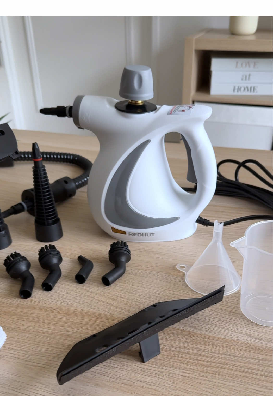 Un vrai indispensable à la maison ✨ Le nettoyeur vapeur portable RedHut ne fait pas que nettoyer : il désinfecte, élimine les acariens et les odeurs, le tout sans aucun produit chimique 💨 Avec sa vapeur puissante à 3,2 bars et ses 12 accessoires multifonction, rien ne lui résiste : 🧽 joints de carrelage 🪞 vitres et miroirs 🛋️ canapé, matelas et rideaux 🍳 hotte, plaque de cuisson, four 🚗 même les jantes de voiture Léger, compact et prêt en quelques minutes, il rend le nettoyage sain, rapide et ultra efficace 💥 👉 Clique sur la bannière pour le découvrir ! #RedHut #nettoyeurvapeur #nettoyagemaison #vapeurnaturelle #ménagefacile   