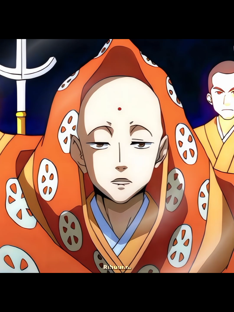 HOZOIN INSHUN. Hozoin Inshun ( hidup sekitar 1589-1648 M ), adalah seorang biksu sekaligus pendekar tombak ( sohei dan sojutsu-ka ) terkenal dari Jepang pada periode Sengoku hingga awal Edo. Doi merupakan salah satu tokoh utama dari aliran Hozoin-ryu Sojutsu, yaitu sekolah bela diri yang mengkhususkan diri dalam penggunaan tombak bercabang ( jumonji yari ). Get Excited? Penjelasan ( sejarah ) singkat dibawah Dawg ↓ Disclaimer dulu coy : vt ini ga bermaksud menyinggung, menjatuhkan, atau mengejek pihak manapun⚠️. Tentu saja dikoreksi jika gua ada salah dalam penerapan kata-kata, ataupun hal lainnya. Lanjutttt ; Setelah gurunya In’ei pensiun menjadi biksu tua, Inshun mengambil alih kepemimpinan aliran. Doi terkenal sebagai ahli tombak legendaris, bahkan dikatakan kemampuan tombaknya melampaui In’ei itu sendiri. Hozoin-ryu dikenal karena inovasi tombak jumonji-yari, yaitu ; tombak dengan dua cabang di sisi kanan, dan kiri ujungnya, memungkinkan serangan menusuk sekaligus menjegal, atau menangkis. Dalam beberapa versi kisah ( terutama yang populer lewat novel Musashi karya Eiji Yoshikawa ), Inshun digambarkan berduel dengan Miyamoto Musashi. Pada duel pertama, Inshun digambarkan membuat Musashi ketakutan karena serangan tombaknya begitu cepat, dan mematikan. Dalam duel kedua ( setelah Musashi melatih mental, dan tekniknya ), Musashi berhasil mengalahkan Inshun, atau bisa dibilang menandai perkembangan spiritual, dan teknik Musashi. Seperti gurunya In’ei, Inshun adalah seorang biksu dari kuil Hozoin di Nara. Doi menggabungkan disiplin Zen Buddhisme dengan latihan bela diri, melihat seni bertarung bukan hanya sebagai kekuatan fisik, tapi juga jalan menuju pencerahan batin. Di bawah kepemimpinannya, Hozoin-ryu berkembang pesat, dan menjadi salah satu sekolah tombak paling berpengaruh di Jepang. Gaya tombaknya banyak diadopsi oleh samurai di berbagai domain pada periode Edo. Hingga kini, Hozoin-ryu Sojutsu masih dipelajari, dan dipertunjukkan di Jepang sebagai kesenian bela diri tradisional ( koryu ). #hozoininshun #inshunhozoin #ror #recordofragnarok #shumatsunovalkyrie 