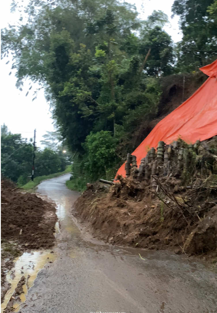 Tanah Longsor di Desa Pasekan tepatnya di jalan Krajan-Praguman, untuk sementara tidak bisa di lalui kendaraan roda 4, untuk kendaraan roda 2 bisa melintas tetapi harap berhati hati.  #ambarawa #ambarawa24jam #ambarawasemarang 