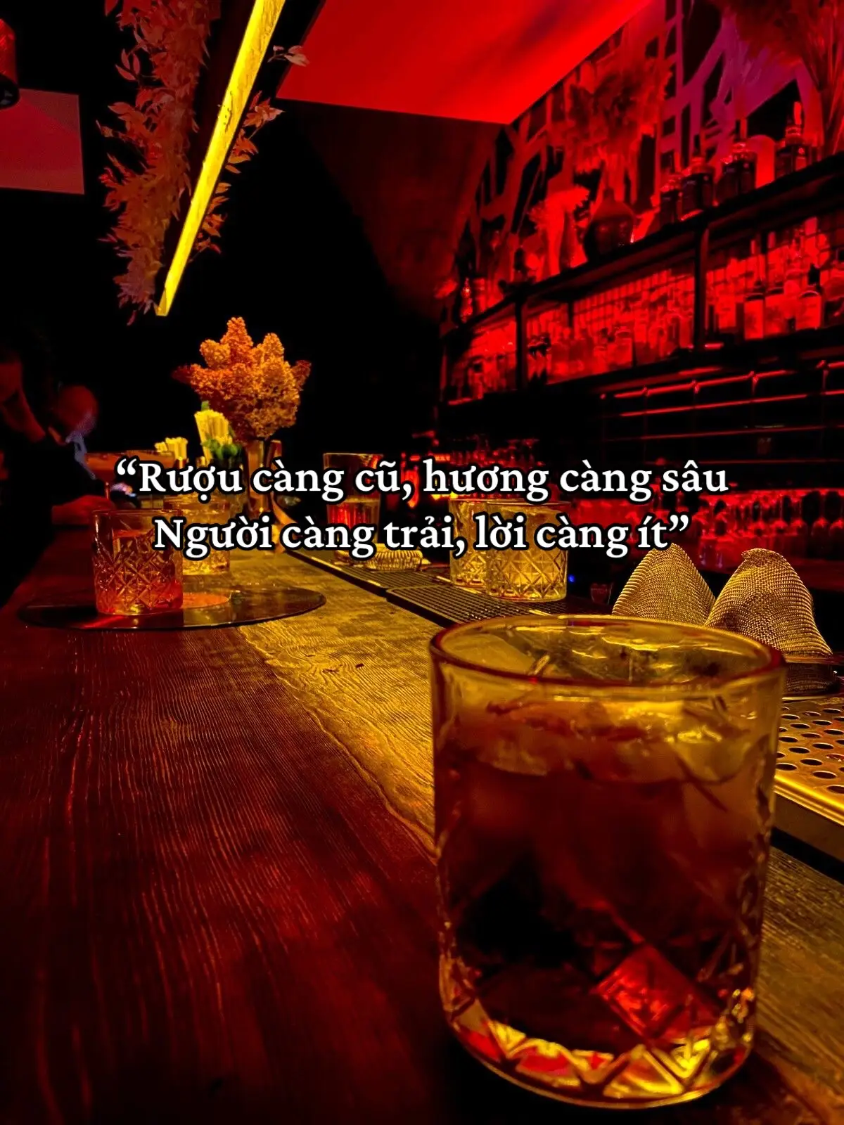 Người Trẻ Nói Nhiều Vì Muốn Chứng Minh,  Người Già Im Lặng Vì Đã Hiểu Hết. Có người từng nghĩ, nói nhiều là dấu hiệu của hiểu biết. Nhưng càng sống lâu,  người ta càng thấy: im lặng là hình thức cao nhất của minh triết. Người từng trải không cần kể công,  không cần tranh đúng sai.  Họ đã đi qua những ngày dằn vặt,  những cuộc cãi vã không hồi kết,  và nhận ra thứ đáng giữ nhất là bình an trong lòng. Sự sâu sắc không nằm ở lời nói,  mà ở cách một người phản ứng với cuộc đời.  Kẻ nông nổi thấy gì cũng muốn thể hiện,  người từng đau rồi mới biết: có những điều chỉ nên mỉm cười mà thôi. Trưởng thành không làm ta khôn ngoan hơn trong lời, mà khiến ta kiệm lời vì thấu hiểu. Sự từng trải không khiến người ta nói nhiều hơn - mà khiến họ chọn im để nhìn sâu.  Đôi khi, im lặng chính là câu trả lời mạnh mẽ nhất. ___ #nangluongtichcuc💪🍀 #tamtrang #camxuc #baihoccuocsong #phattrienbanthan #tuduythanhcong #fyp #xuhuong 