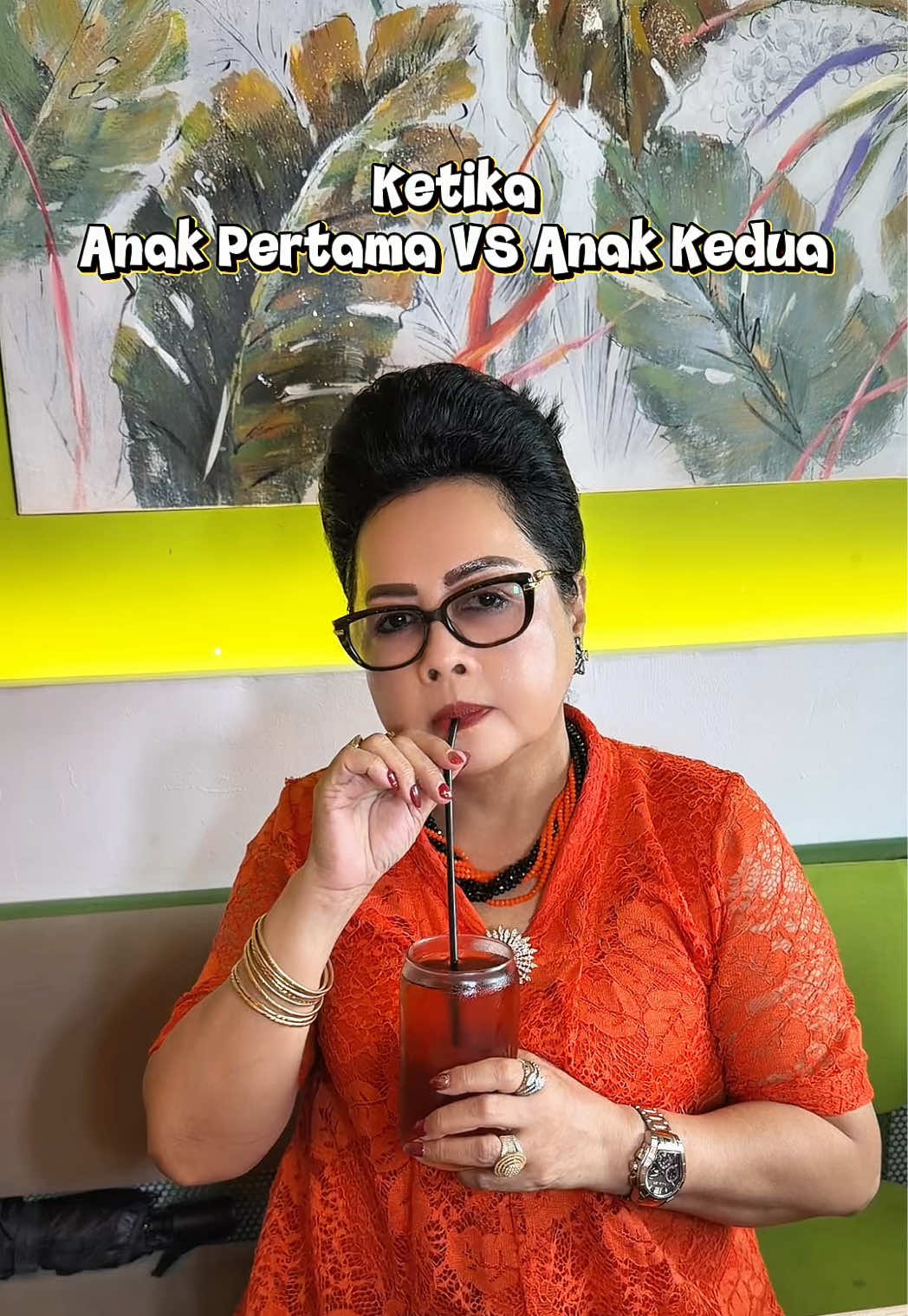 Keliatan siapa yg paling drama dan paling judes kan??  . . Si mama lahh cuma jadi penonton setiaa🙄🙄 @TriHartati_65 @Lizzebethmua 