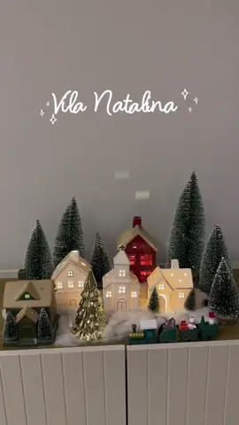 ✨Eu amei essa decoração de Natal!🎄❤️ Comente “VILA” que eu te mando os links dos enfeites decorativos!💜🤗 #natal #vilanatalina #natal2025 #casa #enfeitesdenatal #decoracao #lar #achadinhos #shopee #fyp #viral 