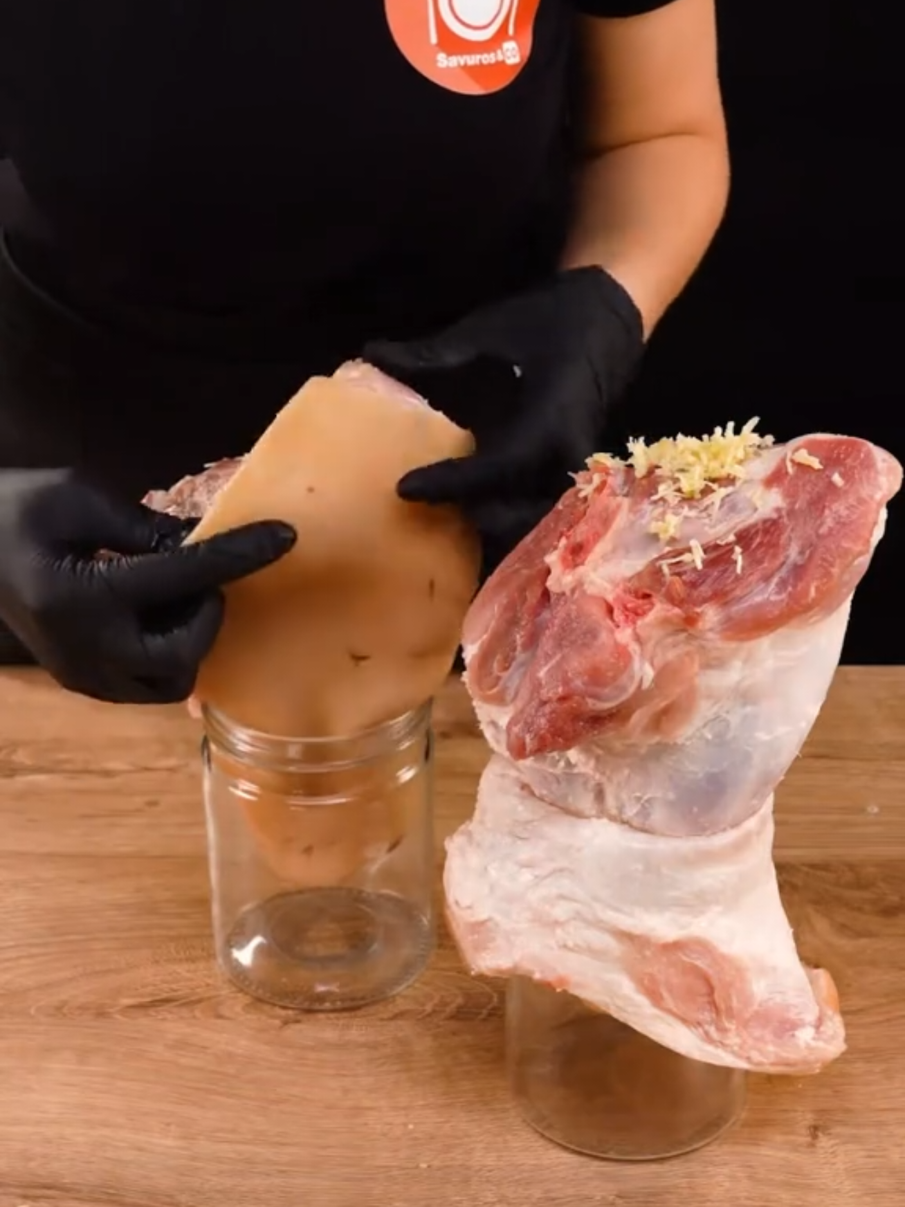 Меня научил мясник! Вот как правильно приготовить свиную рульку.  Ингредиенты Свиная рулька: 2 шт. Пиво: 300 мл (10 жидких унций) Чеснок: 4 зубчика Вода: 3 л (101 пинта) Морковь: 2 шт. Лук: 2 шт. Чеснок: 4 зубчика Лавровый лист: 2 г (0,1 унции) Черный перец горошком: 7 г (0,2 унции) Крупная соль: 6 г (0,2 унции) Соленые огурцы: 4 шт. Петрушка: 20 г (0,7 унции) Чеснок: 1 шт. Черный перец: 1 г (0,0 унции) Дополнительно Яйца: 2 шт. Горчица: 5 г (0,2 унции) Соль: 2 г (0,1 унции) Оливковое масло: 200 мл (6,8 жидких унции) Красный лук: 1  шт. горчица: 5 г (0,2 унции) сладкая паприка: 1 г (0,0 унции) соль: 2 г (0,1 унции) чесночный порошок: 1 г (0,0 унции) луковый порошок: 1 г (0,0 унции) сахар: 4 г (0,1 унции) уксус: 10 мл (0,3 жидкой унции) тостовый хлеб: 4 ломтика соус лимонный сок: 15 мл (0,5 жидкой унции) маринованные огурцы: 2 шт.