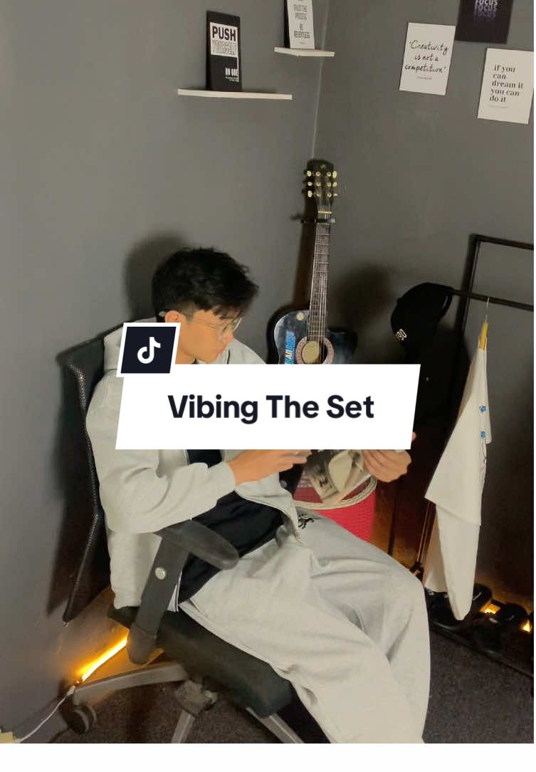 Ngechill di kamar, tapi vibes-nya kayak liburan ke luar negeri karena pakai one set ini! 😎✨ Cek keranjang kuning sebelum kehabisan! #Himside #oneset #kaos #brand #StreetStyle 