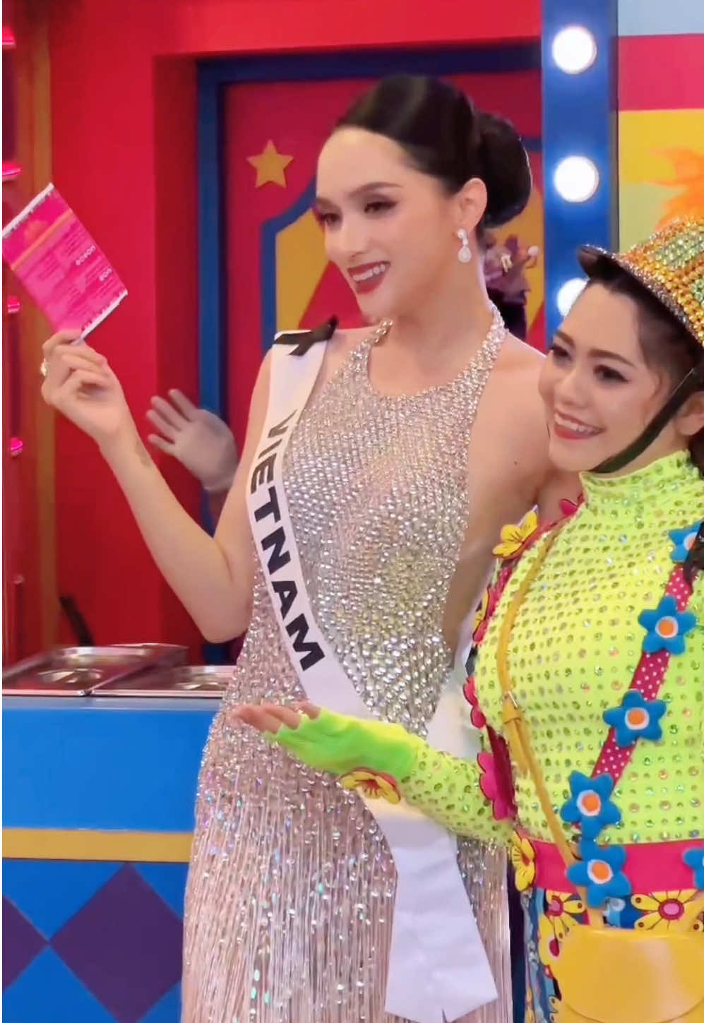 Hoạt động tối nay tại sự kiện Carnival Magic Phuket.  Look 2 - Day 9 | Miss Universe 2025 🇻🇳 #HuongGiang #The74thMissUniverse #MissUniverse #MissUniverseVietnam #MUVN2025