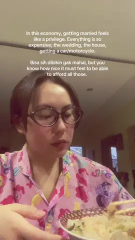 Abis nikah, tinggal di kos, kalo laper tinggal pulang ke rumah masing2. Gitu kali ya?