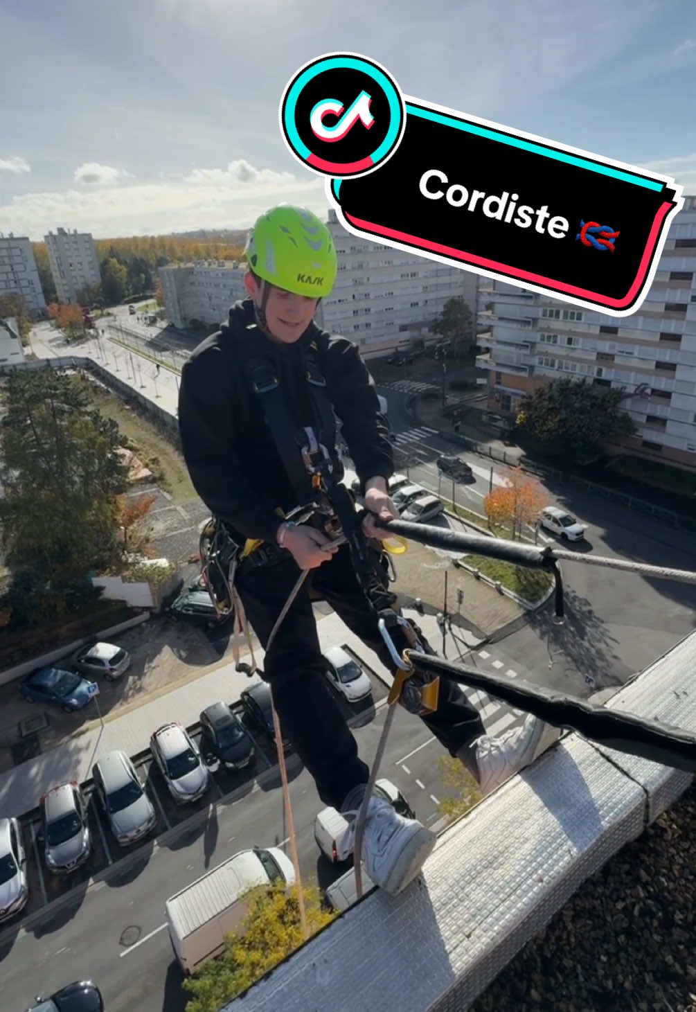 @mehdidheret travaille dans les airs, accroché à des câbles, pour nettoyer ou réparer des façades d’immeubles. Dis moi en commentaire si toi, t'aurais fait confiance à la corde 🥲 Heureusement, chez @BforBank gérer son argent, c’est beaucoup moins risqué !! https://www.bforbank.com/mentions-legales #BforBank #BforBetter #MétiersInsolites #Cordiste