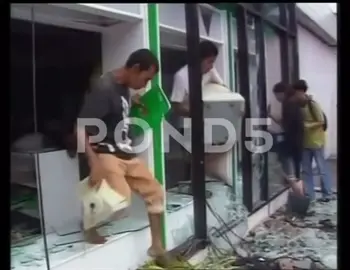 ‼️BERDASARKAN FAKTA DAN DATA BUKAN ASUMSI‼️ Kerusuhan Mei 1998 disebabkan korupsi Soeharto & keluarga yang korupsi US$15-35 miliar atau setara Rp2.700-6.300 Triliun (kurs 2025), 20-30% APBN bocor ke kroni (Bank Dunia 1998), krisis 1997-98 (rupiah jatuh 80%, BBM naik 70%), penembakan mahasiswa Trisakti 12 Mei (4 tewas), memicu amuk massa 13-15 Mei: 1.188 tewas. #1998 #History #sejarah #fyp #edukasi 