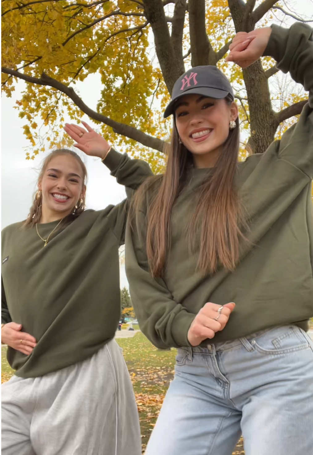 Monday mood!!🤗 Starting the week with a smile, a hip swing and lots of good energy! After an amazing family weekend in Québec, we’re feeling recharged and ready to dance through the week! What’s one thing that makes you smile today? Tell us in the comments!👇🏻 Ambiance du lundi!! 🤗 On commence la semaine du bon pied avec le sourire, un petit déhanchement et plein de belles énergies! Après un week-end magique en famille à Québec, on se sent rechargées et prêtes à danser toute la semaine! Dites-nous en commentaire ce qui vous fait sourire aujourd’hui?👇🏻 DC: OTTC (tag them!) 👕: @ORAKI  We’re @Ophé and @annflo_begin two dance loving sisters from Québec, Canada 🇨🇦. Follow us for your daily dose of dance, rhythm, smiles and sisterhood! We speak French and English! Come chat with us 😊 #beginsistersofficial  #dancechallenge #dancetrend #danceduo #quebec 