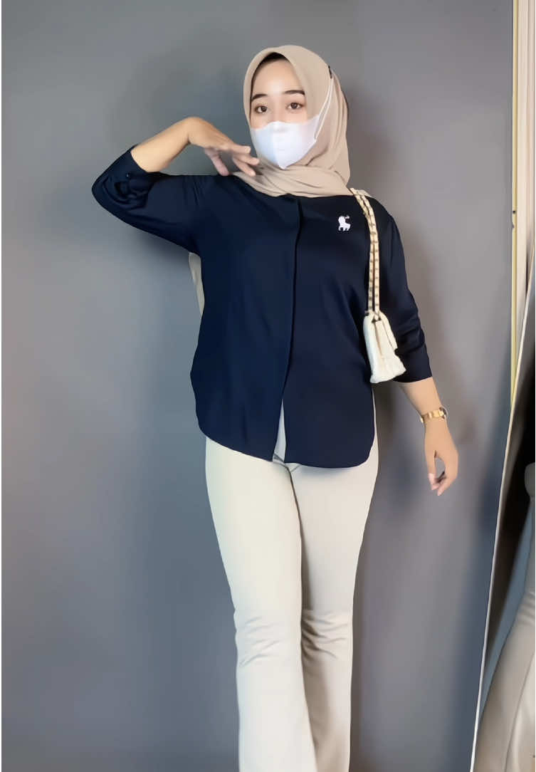 udah mah bahanya adem warna nya cakep poll. nyesel banget kalo ngga co say😭🫶🏻 #kemejawanita #kemejarayon #ootdhijab #fyp 
