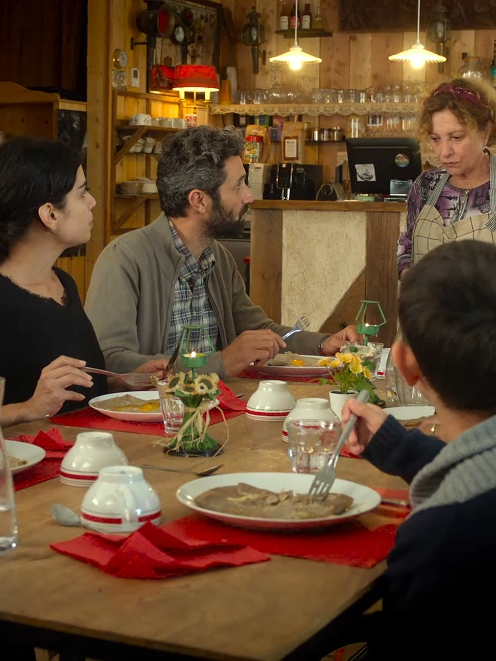 „Fett und matschig …“ Diese Kritik geht echt zu weit, findet jedenfalls Jacqueline. Ob sich Hassan und sie doch noch kulinarisch einig werden können seht ihr jetzt in DIE BARBAREN – WILLKOMMEN IN DER BRETAGNE ganz bequem von Daheim aus via DVD oder als Stream. #weltkino #diebarbarenwillkommeninderbretagne #stream #comedy #dvd