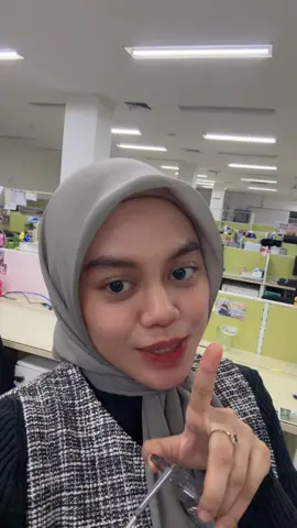 bagusan pake atau nggak niii #imelldayy #officelife #trend 