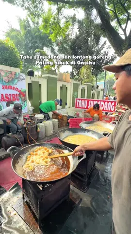 Tahu sumedang dan lontong goreng paling sibuk di Gasibu, Bandung, wajib cobain🤤🍘 #creatorsearchinsight #foodfestontiktok #placetogobandung #jajananviral #tahusumedang 