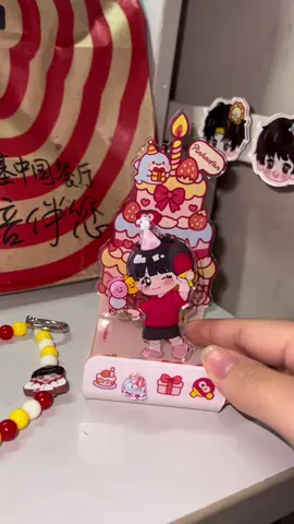 🦈 Standee HPBD Shasha Meituan🦈 Shop còn 4 slots set standee HPBD Sha của Meituan Pinhaofan, siu cute ak 😚😚 có căn lắm mới trúng được, kích thước là 130x80x75mm nha🥰🥰 Bạn nào lấy thì inb cho shop nha 💛💙 #shatou #sunyingsha #wangchuqin #孙颖莎王楚钦 #shatou莎头 