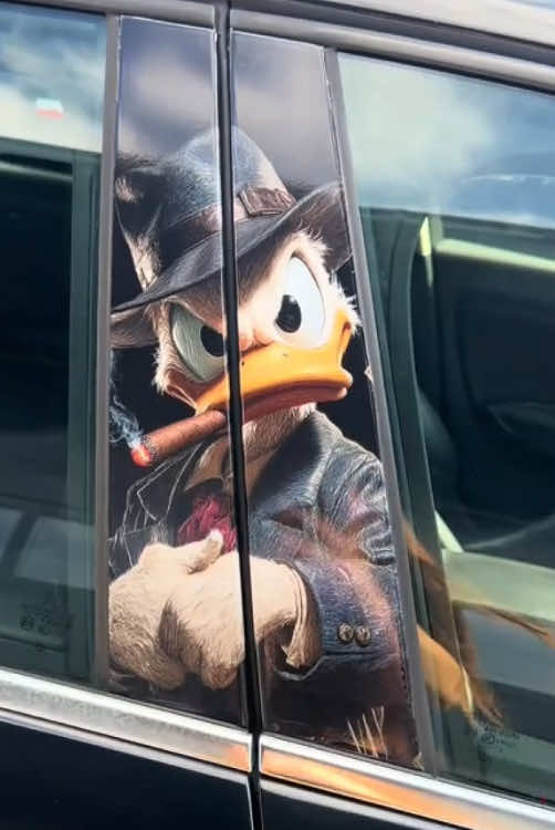 💥 A veces un coche solo necesita un guiño para cambiarlo todo. Con vinilos personalizados para coches, cada curva cuenta: personalización automotriz que se adapta a tu estilo, adhesivos para coches que aguantan el día a día y un wrapping que realza líneas sin gritar. Un detalle en el capó, una franja en el lateral, un toque en el portón… y de repente el coche tiene voz propia, entre tuning suave y carácter claro. 🌙 Que tu coche hable bajito, pero se entienda a la primera. 👉 Hoy en pantalla: Pato Donald, Joker y Pitufina. #donaldducc #smurfs #joker #vinyldecals #wraplife 