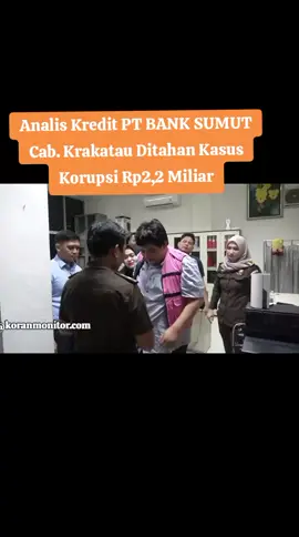 MEDAN | Tim penyidik Pidana Khusus (Pidsus) Kejaksaan Tinggi Sumatera Utara (Kejati Sumut) menahan satu tersangka berinisial LPL, yang merupakan analis kredit pada Bank Sumut Kantor Cabang Pembantu Krakatau, Medan, Senin (10/11/2025). Kepala Kejati Sumut, Harli Siregar, melalui Plh Kasi Penkum Indra Ahmadi Hasibuan, menjelaskan bahwa penahanan dilakukan setelah LPL ditetapkan sebagai tersangka dalam kasus dugaan tindak pidana korupsi terkait pencairan kredit modal usaha atas nama debitur CV HA Group pada PT Bank Sumut tahun 2012. “Penahanan terhadap tersangka dilakukan setelah tim penyidik Pidsus Kejati Sumut melakukan serangkaian pemeriksaan intensif kepada sejumlah pihak. Dari hasil penyidikan, ditemukan dua alat bukti yang cukup untuk menetapkan LPL sebagai tersangka berdasarkan Surat Perintah Penetapan Tersangka Nomor TAP-23/L.2/Fd.2/11/2025 tanggal 10 November 2025,” ujar Indra. Berdasarkan hasil penyidikan, tersangka LPL pada tahun 2012 diduga melakukan perbuatan melawan hukum dengan cara mark up atau penggelembungan nilai agunan pemohon kredit, pemalsuan data, serta penyimpangan prosedur pemberian fasilitas Kredit Rekening Koran, sebagaimana diatur dalam Surat Keputusan Direksi PT Bank Sumut Nomor 202/Dir/DKr-KK/SK/2011 tanggal 7 Juli 2011 tentang Kredit Modal Kerja Umum. “Akibat perbuatan tersangka, kredit modal usaha senilai Rp3 miliar dicairkan, yang mengakibatkan kerugian keuangan negara sebesar Rp2.290.469.309,15,” ungkap Indra. Atas perbuatannya, tersangka LPL dijerat Pasal 2 ayat (1) jo Pasal 3 jo Pasal 18 Undang-Undang Nomor 31 Tahun 1999 tentang Pemberantasan Tindak Pidana Korupsi sebagaimana diubah dengan Undang-Undang Nomor 20 Tahun 2001, jo Pasal 55 ayat (1) ke-1 KUHP. Untuk mempercepat proses hukum, penyidik melakukan penahanan terhadap tersangka berdasarkan Surat Perintah Penahanan Nomor PRINT-25/L.2/Fd.2/11/2025 tanggal 10 November 2025. LPL akan menjalani masa penahanan pertama selama 20 hari di Rutan Kelas I-A Tanjung Gusta Medan. Indra menambahkan, penyidik masih mendalami kemungkinan keterlibatan pihak lain dalam perkara ini guna mengungkap kasus secara tuntas. #kejaksaan  #sumut #kredit #korupsi #fyp @KEJAKSAAN TINGGI SUMUT @bobbynasution_ @KEJAKSAAN AGUNG 2025-2025 @Jaksa Agung 