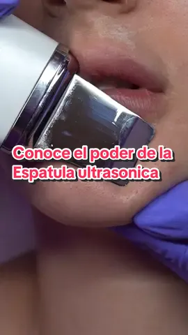 ¿Has visto esta espátula que vibra sobre la piel? 👀 Se llama espátula ultrasónica y trabaja con ondas de alta frecuencia que ayudan a: ✨ Eliminar impurezas, puntos negros y células muertas. 💧 Desobstruir los poros sin dolor ni irritación. 🌸 Mejorar la absorción de los productos que aplicamos después. Es una técnica suave, ideal para pieles sensibles o congestionadas, que deja el rostro más limpio, luminoso y uniforme desde la primera sesión. 💆‍♀️ No esperes a tener granitos o textura para hacerte una limpieza profesional. La prevención también es parte del autocuidado. 💗 #MedicinaEstética #LimpiezaFacial #EspatulaUltrasonica #SkincareProfesional #PielSaludable  