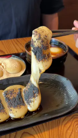 つきたて＆出来たてのお餅屋さん ◎ つきたてセット(大根おろし、きなこ)　1,100円 ◎ こがししょうゆ　800円 つきたて＆出来たての餅ならではの「ふんわり」「もちもち」「伸びる」食感が魅力的な料理処に行ってきました！ 職人さんが毎朝7時ごろから感謝の意を込めて手打ちで餅つきされていて、餅本来の味を堪能することができます！ “杵と臼”を使って 毎朝店主が手で餅をついているという本格的なスタイルで、機械製ではない手作り感が強く評価されています！ 【店名】茶房 もちつき庵 【住所】愛知県名古屋市天白区大坪２丁目８０４ 【定休日】火曜日、水曜日 【営業時間】9:10-14:45 【Mochi Master】 ◎ Freshly Pounded Set (Daikon Oroshi & Kinako) — $7.50 ◎ Grilled Soy Sauce Mochi — $5.50 We visited a restaurant famous for its freshly pounded, hand-made mochi — soft, chewy, and delightfully stretchy! Every morning around 7 a.m., the chef pounds the rice by hand with gratitude and care, allowing guests to fully enjoy the pure, authentic flavor of mochi. Using a traditional mortar and pestle (kine and usu), the owner continues the time-honored method of hand-pounding mochi — no machines involved — which gives each piece its distinctive handmade texture and warmth. [Shop Name] Sabo Mochitsukian [Address] 2-804 Ōtsubo, Tempaku-ku, Nagoya, Aichi [Closed] Tuesday & Wednesday [Hours] 9:10 a.m. – 2:45 p.m. #愛知グルメ #japanesefood #tiktokfood 