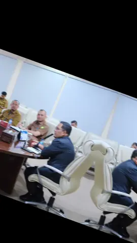 Muba Bakal Miliki Sekolah Rakyat Gratis untuk Anak Putus Sekolah Pemkab Muba Dukung Program Strategis Nasional Wujudkan Pendidikan Inklusif dan Pengentasan Kemiskinan SEKAYU, – Pemerintah Kabupaten Musi Banyuasin menyatakan dukungan penuh terhadap Program Strategis Nasional “Sekolah Rakyat” yang digagas pemerintah pusat. Program ini dirancang untuk memutus mata rantai kemiskinan melalui penyediaan pendidikan gratis dan berasrama bagi anak-anak dari keluarga miskin dan miskin ekstrem yang putus sekolah. Hal itu terungkap dalam rapat koordinasi yang dipimpin Asisten I Setda Muba, Ardiansyah SE MM PhD CMA, bersama perangkat daerah terkait di Ruang Rapat Serasan Sekate, Sekretariat Daerah Kabupaten Muba, Senin (10/11/2025). Plt Kepala Dinas Sosial Muba, Deny SH MSi, menjelaskan bahwa Pemerintah Kabupaten Muba akan segera mengusulkan pembangunan Sekolah Rakyat kepada pemerintah pusat. Pembangunan fasilitas tersebut dijadwalkan mulai tahun 2026 dan akan dilaksanakan oleh Kementerian Pekerjaan Umum dan Perumahan Rakyat (PUPR). 