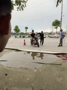 cớm nay mặc thường phục bao ae mất tiền rồi nhỉ🤣🤣#xuhuong #viral #xh #xuhuongtiktok 