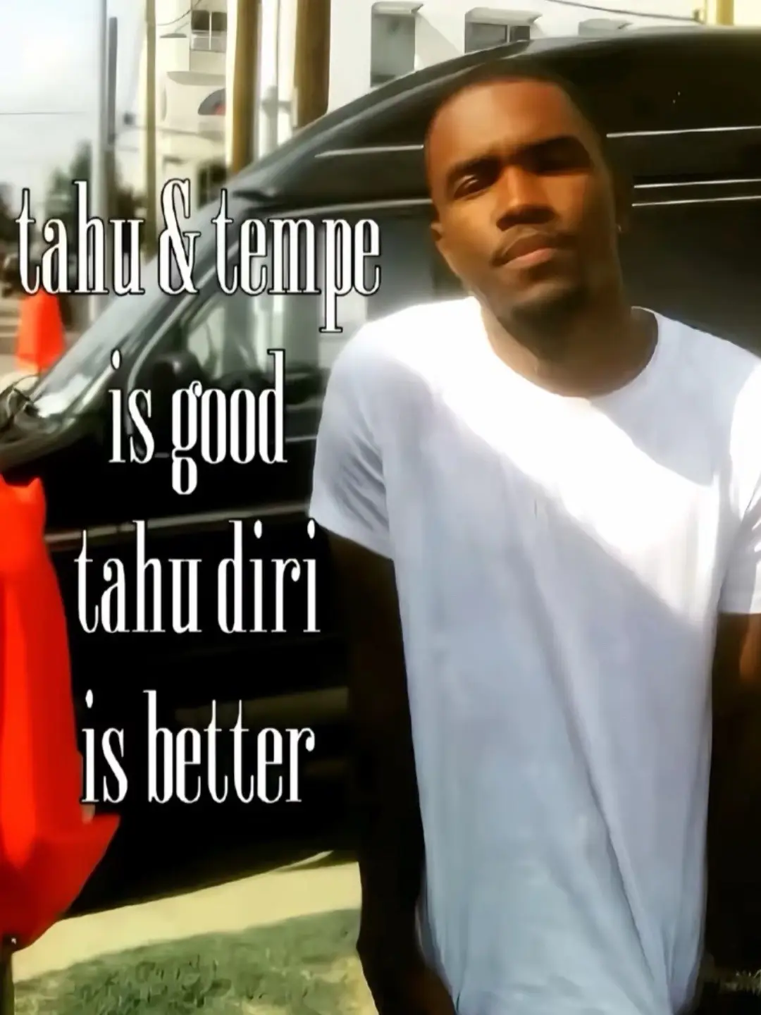 ulang ah😝😝 Berikut cara membuat kue kering (cookies) sederhana dan enak 👨‍🍳🍪🍪 🍪 Bahan–bahan: 100 gram mentega (butter) 50 gram margarin 100 gram gula halus (bisa juga gula pasir halus) 1 butir kuning telur 200 gram tepung terigu (protein sedang) 30 gram susu bubuk (opsional) 50 gram choco chips atau potongan cokelat (sesuai selera) ½ sdt vanili bubuk ½ sdt baking powder (opsional untuk tekstur lebih renyah) ⸻ ✍🏻 Cara membuat: 1.Kocok bahan lembut:Kocok mentega, margarin, dan gula halus sampai lembut dan pucat (pakai mixer atau whisk). 2.Tambahkan telur & vanili:Masukkan kuning telur dan vanili, aduk rata. 3.Masukkan bahan kering:Ayak tepung terigu, susu bubuk, dan baking powder. Masukkan sedikit demi sedikit ke adonan, aduk pakai spatula hingga rata. 4.Tambahkan topping:Campurkan choco chips atau bahan lain (kacang, keju, dll). 5.Bentuk adonan:Ambil sedikit adonan, bulatkan kecil, lalu pipihkan di loyang yang sudah dialasi kertas roti. 6.Panggang:Panggang dalam oven suhu 170°C selama 20–25 menit sampai bagian pinggirnya agak kecokelatan. 7.Dinginkan:Setelah matang, biarkan dingin dulu supaya kukis mengeras dan renyah.