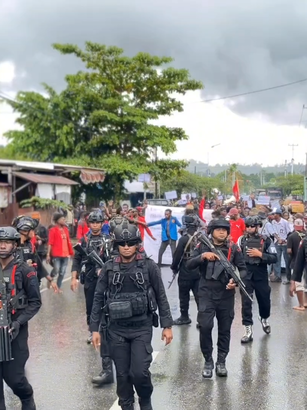 Pada Hari Senin, 10 November 2025. Personil Batalyon A Pelopor Satuan Brimob Polda Papua Tengah Melaksanakan Pengamanan Seruan Aksi Demo Yang Di Lakukan Oleh Mahasiswa dan Pelajar Kabupaten Nabire, Provinsi Papua Tengah Yang Di Pimpin Oleh Pasi Ops Batalyon A Pelopor AKP Emil Emil Harun Wahab. Pengamanan Unjuk Rasa Guna pengawalan aspirasi Mahasiswa dan pelajar agar berjalan tertib dan aman. @humaskorpsbrimob  @spripim.poldapapuatengah  @Humas Polda Papua Tengah  @PID Yon A Pelopor Papua Tengah  @BRIMOB TIMIKA  #brimobuntuknusadanbangsa  #brimob  #brigade 