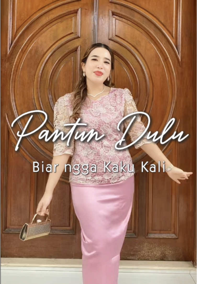 Sesekali boleh lah ya pantun dulu ✨ Setelan pink nya feminim banget kan #setelanwanita #brukat #premium #bangkok #viral 