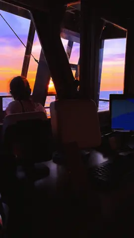 Sunset time 🌅 #fyppppppppppppppppppppp  #tiktokviral #nttpride🏝🔥  #sunsetvibes #travilingtime  #liburanseru #rajaampat_papua 