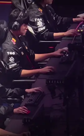 cái thao tác tay của chú cháu nhà họ Lee kìa🤭🤭🤭 chữ mê kéo dài lun😆😆😆 #T1 #faker #gumayusi #lol #leagueoflegends 