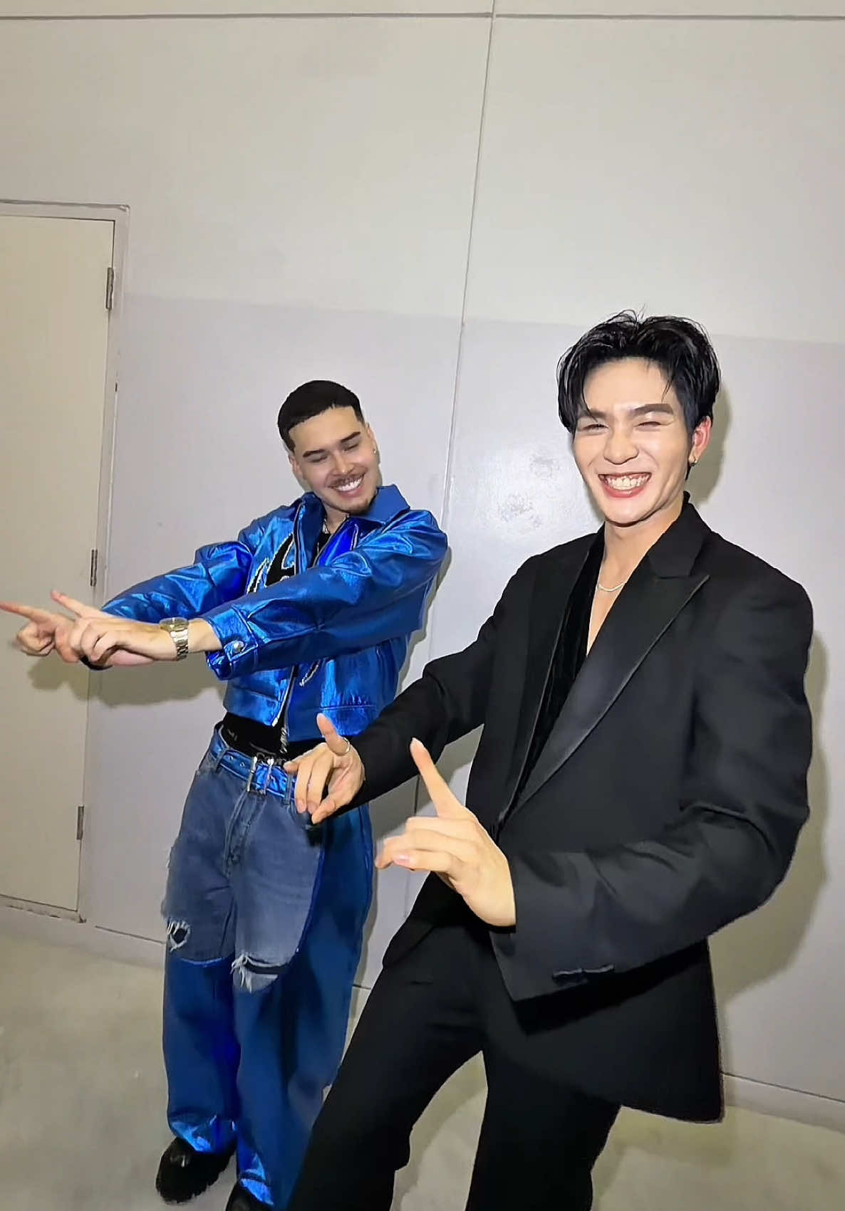 ขอขอบคุณ @tressatobii ที่มาร่วมอกหักเป็นเพื่อน DEXX นะค้าบ 💙 ส่วนอาการพี่อู๋ตอนเจอไอดอล…ก็จะประมาณนี้ 🕺🏻 DEXX 2ND SONG #อกหักเป็นเพื่อนเธอChallenge #AUAU_DEXX #DEXXth #DMDMUSIC