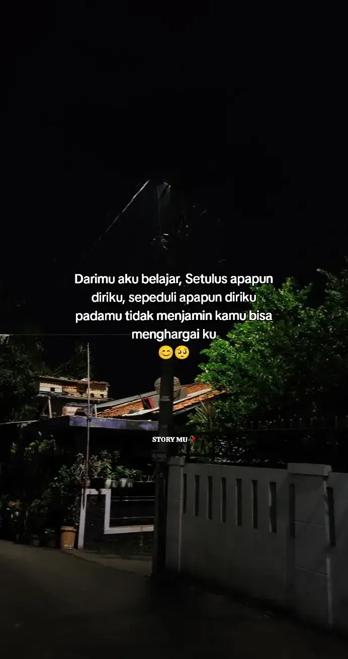 **** Berikut langkah-langkah membuat lumpia sederhana (isi sayur): 📝Bahan Kulit (jika buat sendiri): 250 gr tepung terigu 1 sdm tepung tapioka 1 butir telur 400 ml air 1½ sdt garam 2 sdm minyak goreng Bahan Isian: 200 gr rebung / bengkuang (iris halus) 2 buah wortel (serut halus) 2 siung bawang putih (cincang) 4 siung bawang merah (cincang) 1½ sdt garam 1/2 sdt merica 1½ sdt kaldu bubuk Minyak untuk menumis Cara Membuat Kulit Lumpia: Campurkan tepung terigu, tepung tapioka, dan garam. Aduk rata. Masukkan telur, aduk, lalu tuang air sedikit demi sedikit sambil diaduk hingga adonan cair dan tidak menggumpal. Tambahkan 2 sdm minyak, aduk. Panaskan teflon dengan api kecil, sapukan sedikit minyak. Tuang sedikit adonan, putar teflon hingga membentuk kulit tipis. Masak sebentar sampai pinggirannya terlepas. Angkat. Ulangi sampai adonan habis. Cara Membuat Isian: Panaskan sedikit minyak, tumis bawang merah dan bawang putih sampai harum. Masukkan wortel dan rebung/bengkuang. Aduk rata. Tambahkan garam, merica, dan kaldu bubuk. Masak hingga sayuran matang dan kadar air berkurang. Angkat dan dinginkan. Cara Membungkus & Menggoreng: Ambil selembar kulit lumpia. Isi dengan 1-2 sdm isian. Lipat sisi kiri-kanan lalu gulung. Rekatkan ujungnya dengan sedikit air/putih telur. Panaskan minyak agak banyak dengan api sedang. Goreng lumpia sampai kuning keemasan. Tiriskan. Sajikan dengan: Saus sambal / saus kacang / cuka pedas Tambahan cabai rawit untuk yang suka pedas Semoga bermanfaat😊🤗 #galaubrutal #foryoupage #fyp 