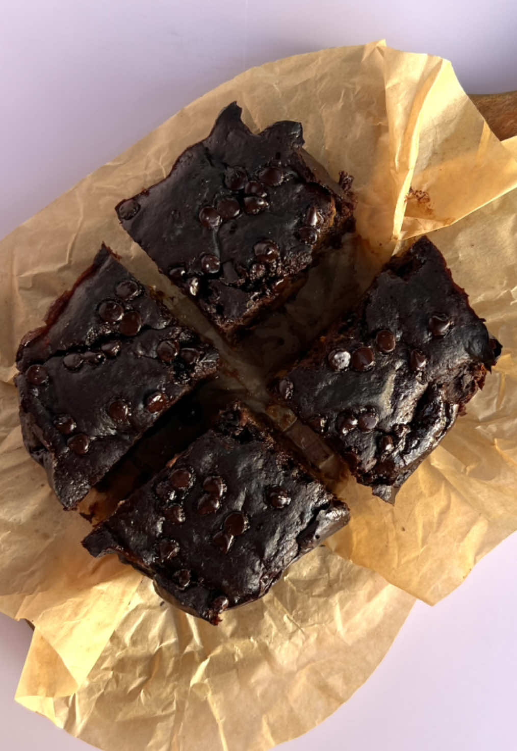 solo 3 ingredienti… 1 cachi, 30 g di cacao amaro, 1 uovo mescoli tutto, o frulli se preferisci una consistenza più omogenea, qualche goccia di cioccolato per un tocco ancora più goloso e via in friggitrice ad aria o in forno a 180ºC per 25/30 minuti🍫 non potete immaginare la morbidezza e la bontà! 👉🏻 salva la ricetta e mandala subito ad un amante dei cachi perché deve troppo provarla