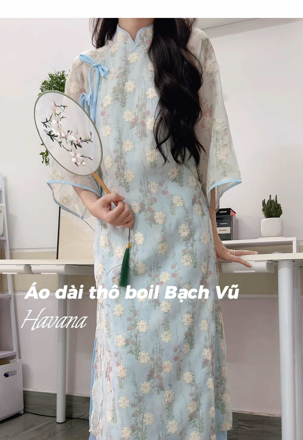 Giờ nhìu quán cafe decor Tết rùi á mấy bà tranh thủ chụp hình áo dài trước khi đông khách 👉🏻👈🏻 áo dài Bạch Vũ @Havana  #SnowyOOTD #tet2026 #havanadanang #aodai #aodaitet 