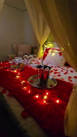 Tudo aqui foi pensado pra transformar sua estadia em uma memória inesquecível.😍 Surpreenda o seu amor reservando na suíte que mais gostar e adicione o Pacote Romântico! Quem você levaria pra viver isso com você? Envia esse vídeo e já garante o próximo momento juntos, reserve no link na bio! #HotelSonnet #MomentosSonnet #ViagemRomântica #EuEVocêNoSonnet #refúgioadois 