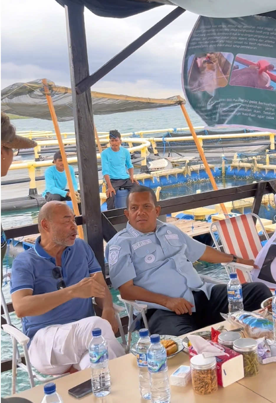 Haiiii guyss Hari ini 10 November 2025 Tim Protokol Provinsi NTT memfasilitasi Bapak Gubernur dalam rangkaian Kunker di Semau,  Dalam upaya Mendukung Peningkatan Potensi Maritim NTT, Bapak Gubernur mengunjungi Pulau Semau dengan agenda Penebaran benih kerapu, panen kerapu dan lobster, serta meninjau kebun bibit rumput laut Di Keramba Jaring Apung yang dikerjakan oleh Nusa Tenggara Visioner. Kegiatan ini merupakan bagian dari upaya pemerintah daerah dalam mengoptimalkan sektor perikanan dan kelautan karen sebagian besar masa depan NTT ada di Laut. Dalam Kunjungan tersebut, hadir juga Gubernur NTT Periode 2018-2023, Bapak Viktor Bungtilu Laiskodat dalam suasana keakraban bersama Gubernur NTT Periode 2025-2030, Bapak Emanuel Melkiades Laka Lena dalam suasana keakraban, persaudaraan dan Ayo Bangun NTT #PerikananKelautan  #PulauSemau #MasadepanNTTdiLaut #ayobanguNTT #fyp 