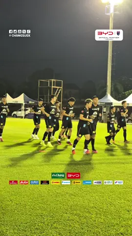 𝗕𝗔𝗖𝗞 𝗧𝗢 𝗧𝗥𝗔𝗜𝗡𝗜𝗡𝗚! ⚽️🏃‍♂️ ช้างศึก 🇹🇭 กลับมารวมพลฝึกซ้อมเป็นวันแรก เตรียมลุยฟีฟ่า เดย์ เดือนพฤศจิกายน #ทีมชาติไทย #ฟุตบอลไทย #ACQ2027 #tiktokการกีฬา 