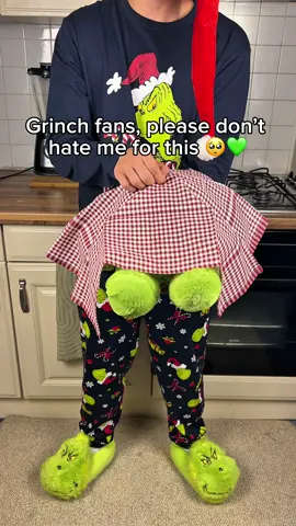 This breathing grinch helps everyone with his personally problems 🥺 #grinch #christmas #plushies #sleepproblems #gifts 