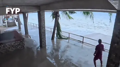 PANOORIN: MALAKING ALON, HUMAMPAS SA RESORT; STAFF NG RESORT KAMUNTIKANG MATANGAY Kuha sa camera ang malaking alon na ito sa isang resort sa Dipaculao, Aurora Province. Ayon sa uploader, muntik na raw madala ang mga empleyado ng nasabing hotel resort. Sa kasalukuyan, patuloy nilang binabantayan ang banta ng Bagyong Uwan sa lugar. #FYP Courtesy: Storm Chaser Jordan Hall