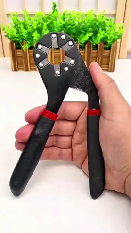 Bakın adamlar on farklı anahtarı tek bir anahtarla sığdırmışlar, ayarlanabilir anahtar tam on farklı boyuttaki somunu tek başına açabiliyor, ister bisiklet tekerleği olsun ister en paslı ve eski civatalar olsun bu alet için fark etmiyor, akıllı tasarımı sayesinde her türlü somunu anında kavrıyor ve söküp takmanızı sağlıyor, sadece somunlar değil borular ve dişli miller üzerinde de etkili, ustalara ve evdeki tamirat işlerine pratik bir çözüm, işinizi kolaylaştırabilir, size fikir olsun diye paylaşıyorum, takipte kalın Tek Alet On Anahtar #keşfet #keşfete #keşfeteyiz #keşfetteyiz #keşfetevarız 