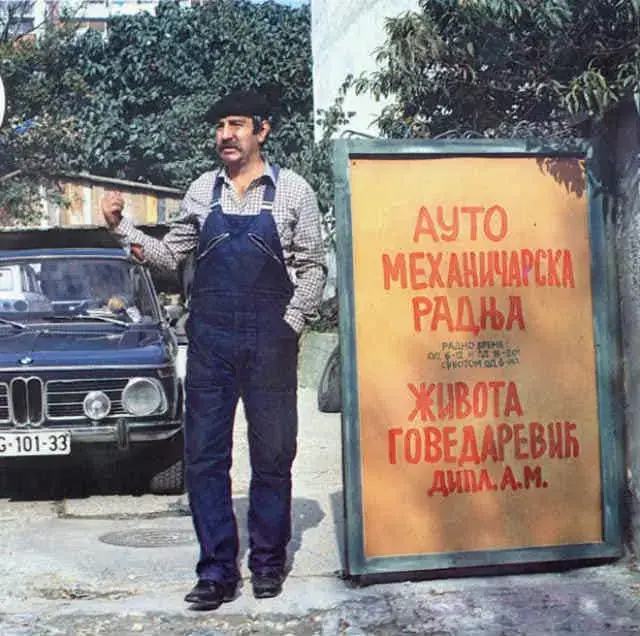 Četrdeset tri godine je prošlo otkako su „Priče iz majstorske radionice“ prvi put prikazane na televiziji, a ipak, i danas, kad ih gledamo, imamo osjećaj kao da su snimljene jučer. To nije bila obična serija. To je bila topla, ljudska priča o malim stvarima, o kafanskim razgovorima, o ljudima koji su znali da se raduju i kad nemaju mnogo. Sve je počelo u jednoj beogradskoj radionici, među mirisom ulja, zvukom alata i sa šalom koja je uvijek bila spremna. Režiser Zdravko Šotra tu je upoznao automehaničara Dragišu Krunića, čovjeka koji je znao više o ljudima nego mnogi profesori psihologije.  „On bi pričao, ja bih slušao“, govorio je Šotra. „Sve sam to zapisivao, i tako su nastale ‘Priče iz majstorske radionice’.“ Serija je imala samo šest epizoda, ali to je bilo dovoljno da uđe u legendu. Jer, iako mala, svaka epizoda bila je svijet za sebe, puna ironije, nježnosti, smijeha i tihe tuge. Glumci su bili pravi dragulji: Zoran Radmilović, Milena Dravić, Mira Banjac, Tanja Bošković, Bata Živojinović… Svako od njih unio je u priču komadić svog srca. Radmilovićev Života, automehaničar koji zapisuje svaku priču svojih mušterija u svoju „Kupusaru“, postao je simbol običnog čovjeka koji, uprkos svemu, ostaje plemenit. Njegov humor bio je mehlem za umorne duše, a njegova ironija, ogledalo vremena. Posebnu toplinu seriji dao je glas Olivera Dragojevića. On je otpjevao songove koji su se provlačili kroz epizode kao nježne muzičke priče, one koje se ne zaboravljaju. Njegov glas unosio je u svaku scenu osjećaj melanholije i mora, kao da i Beograd tog vremena diše dalmatinskim ritmom. Snimalo se skromno, ali s ogromnom ljubavlju. U jednoj epizodi Bata Živojinović je, pokušavajući da impresionira damu, skočio u vodu i povrijedio se, snimanje je moralo stati, ali se sve završilo smijehom. Takvi su bili ti dani. Niko nije radio zbog novca i slave, nego iz čistog zadovoljstva. „Priče iz majstorske radionice“ danas su više od serije, one su vremenska kapsula. U njima još uvijek živi jedan topli, duhoviti, prkosni narod, i jedan Beograd koji je znao da voli život čak i kad mu nije išao na ruku. A kada se ponovo čuje Oliverov glas i pojavi Radmilovićev osmijeh, čini se kao da se sve vraća: miris ulja, zvuk motora, i ona tiha, stara istina, da se najveće priče ne rađaju u palačama, nego u skromnim radionicama, među ljudima koji, dok popravljaju svijet oko sebe, nesvjesno popravljaju i duše ljudi. #priceizradionice #zoranradmilovic #domaceserije #kulturanatiktoku #fyp 