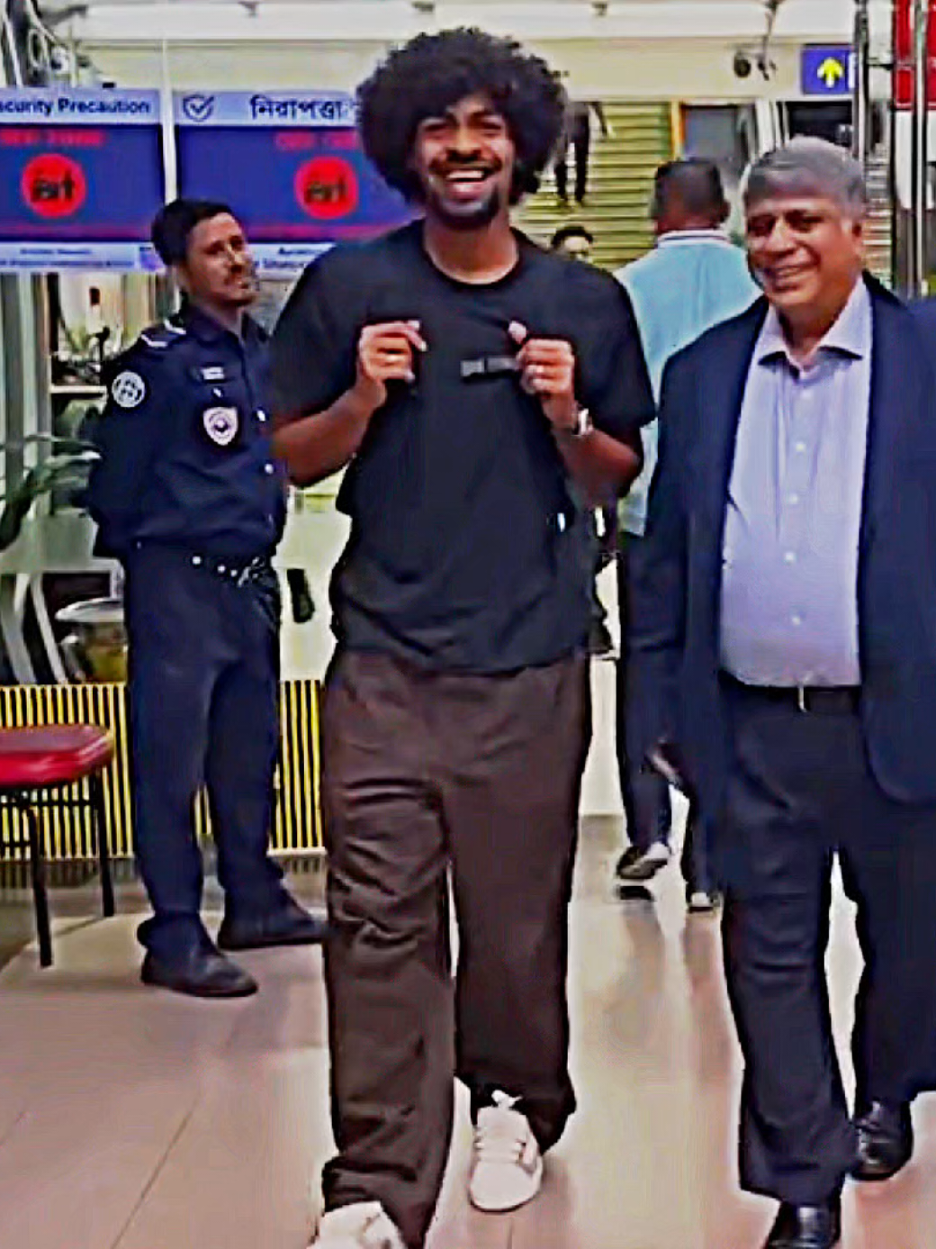 নেপাল ও ভারতের বিপক্ষে খেলতে আজকে বাংলাদেশে হামজা চৌধুরী পৌঁছালেন... 🇧🇩☠️। #hamzachoudhury #bangladeshfootball #bangladesh #bafufe #viral @Bafufe @FIFA 