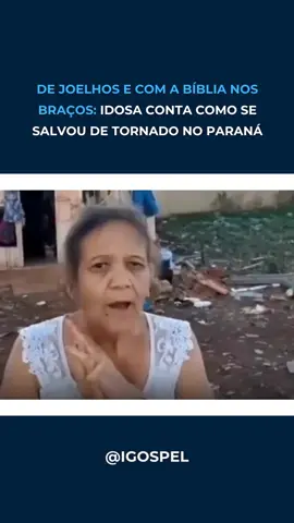 Sozinha em casa no momento do desastre, ela relatou que se ajoelhou embaixo da mesa, abraçada à Bíblia, enquanto o vento arrancava o telhado e o chão tremia sob seus pés.
